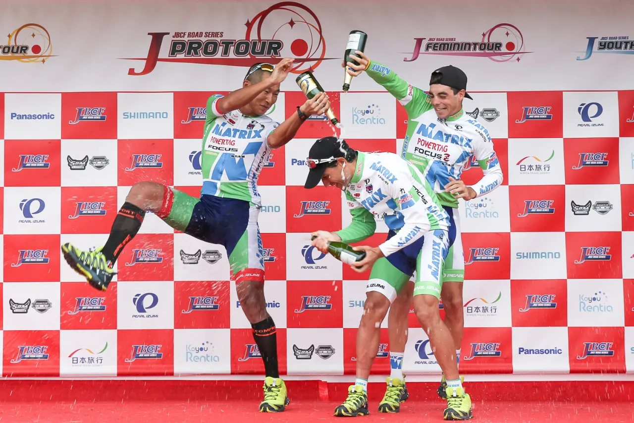 Jプロツアー表彰台での歓喜の瞬間