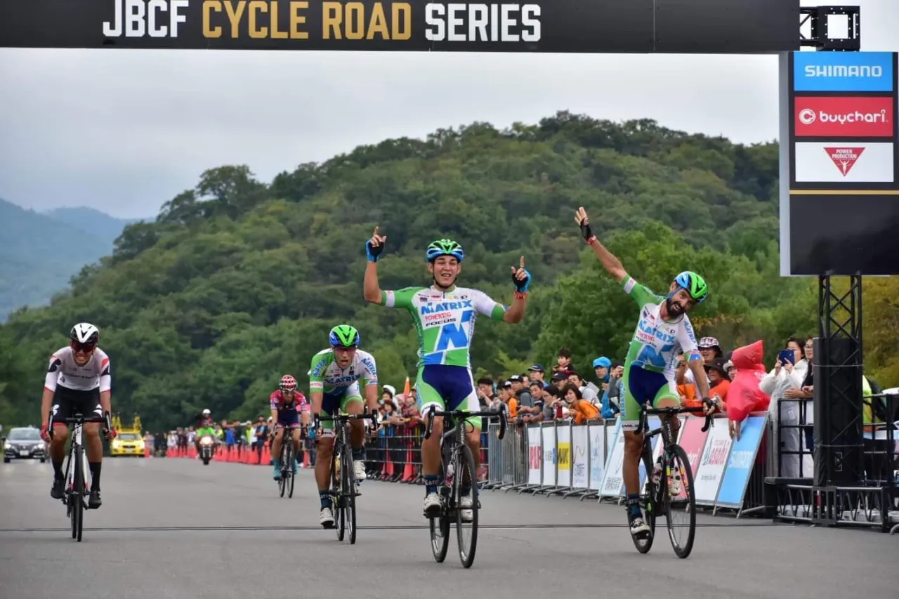 JBCFロードレースでゴールする選手たち