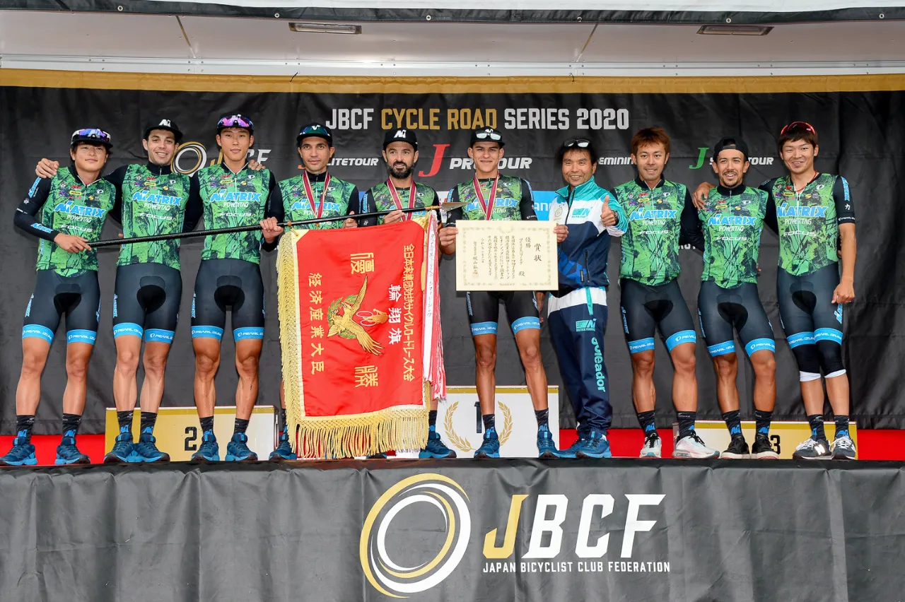 チーム全員での表彰記念写真