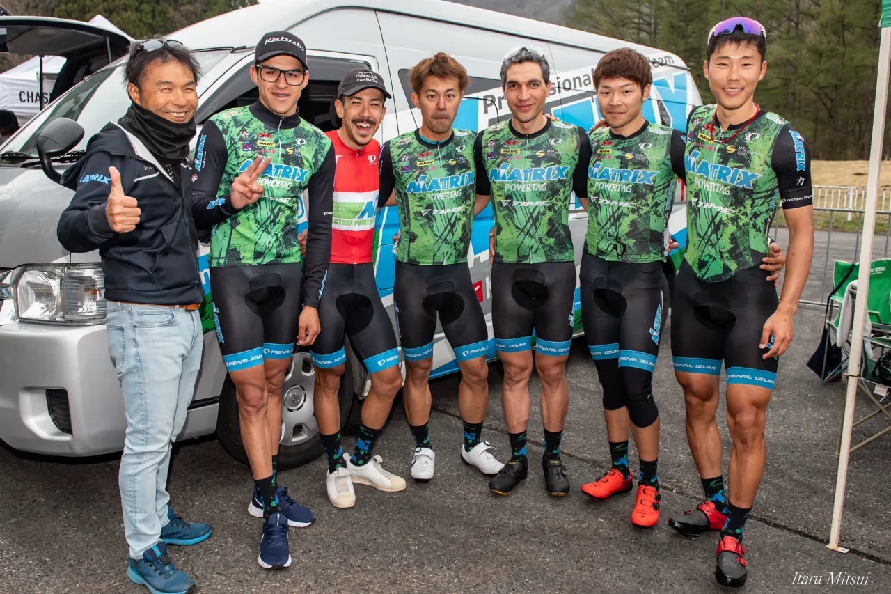 レース会場で並ぶチームメンバー