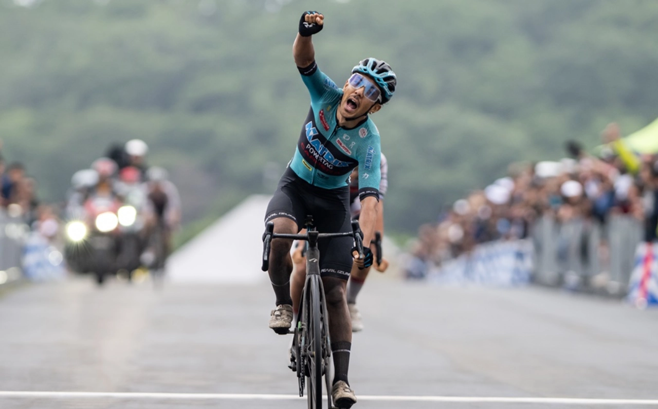 ゴール直後に拳を上げる選手