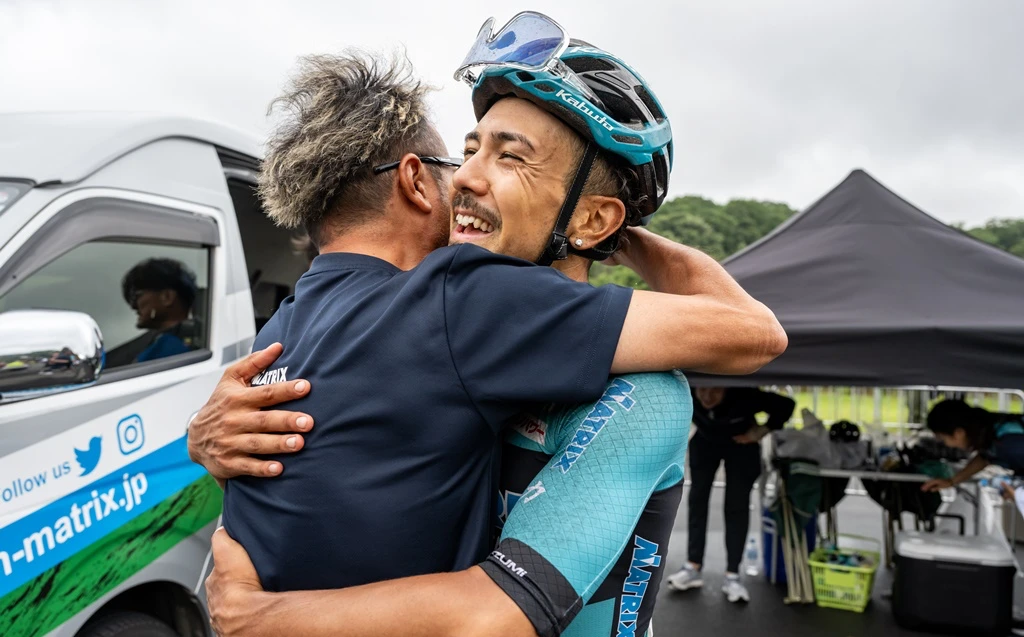 勝利を喜び合う抱擁の瞬間