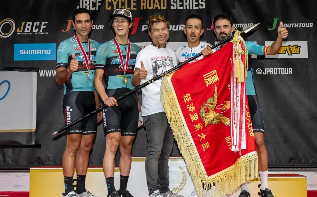 優勝旗とともに並ぶメンバーたち